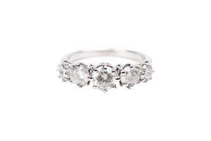 A diamond ring in 9 carat white gold - 6
