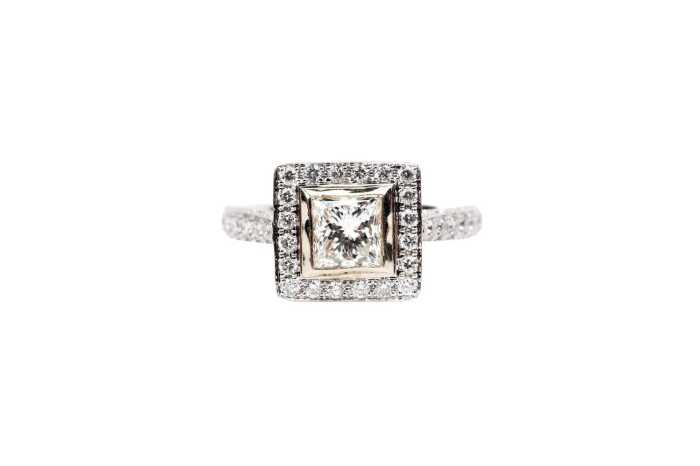 A diamond ring in 18 carat white gold
