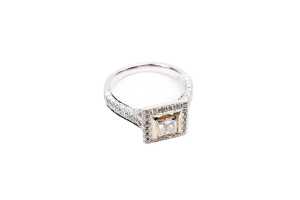 A diamond ring in 18 carat white gold - 2