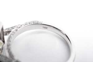 A diamond ring in 18 carat white gold - 5