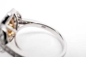 A heliodor and diamond ring in 14 carat white gold - 5