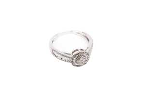 A diamond ring in 18 carat white gold - 2