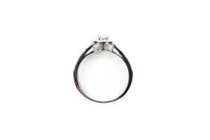 A diamond ring in 18 carat white gold - 4
