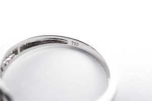 A diamond ring in 18 carat white gold - 5