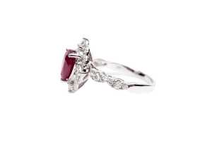 A ruby and diamond ring in 14 carat white gold - 3