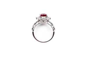 A ruby and diamond ring in 14 carat white gold - 4