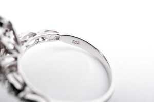 A ruby and diamond ring in 14 carat white gold - 5