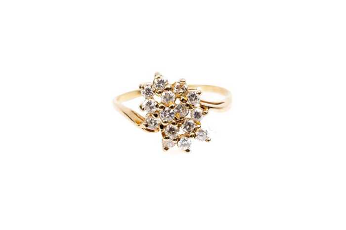 A diamond ring in 18 carat yellow gold
