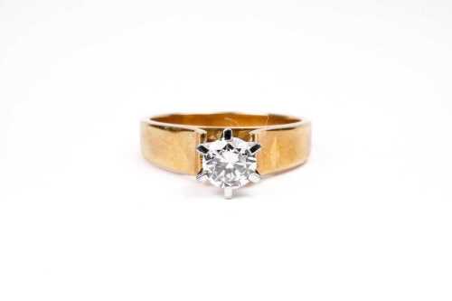 A vintage diamond solitaire ring in 18 carat yellow gold