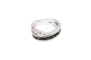 A green tourmaline and diamond ring in 18 carat yellow gold - 2
