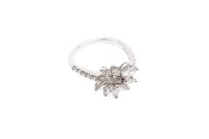 A diamond ring in 18 carat white gold - 2