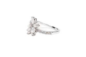 A diamond ring in 18 carat white gold - 3