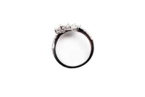 A diamond ring in 18 carat white gold - 4