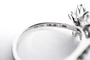 A diamond ring in 18 carat white gold - 5