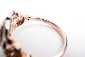 A pink and white diamond ring in 14 carat white and rose gold - 5