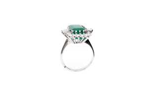 An emerald and diamond ring in 18 carat white gold - 2