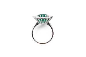 An emerald and diamond ring in 18 carat white gold - 4