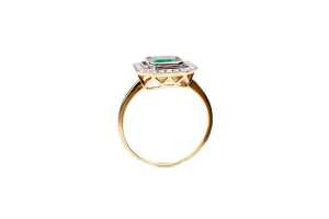 An emerald and diamond ring set in 18 carat yellow gold - 2
