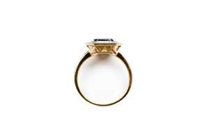An emerald and diamond ring set in 18 carat yellow gold - 4