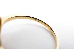 An emerald and diamond ring set in 18 carat yellow gold - 5