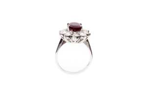 A ruby and diamond ring in 18 carat white gold - 2