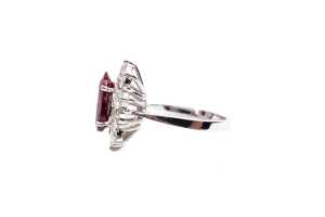 A ruby and diamond ring in 18 carat white gold - 3