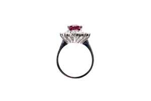 A ruby and diamond ring in 18 carat white gold - 4