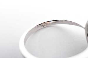 A ruby and diamond ring in 18 carat white gold - 5