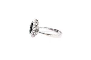A sapphire and diamond ring in 18 carat white gold - 3
