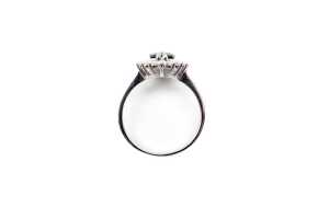 A sapphire and diamond ring in 18 carat white gold - 4