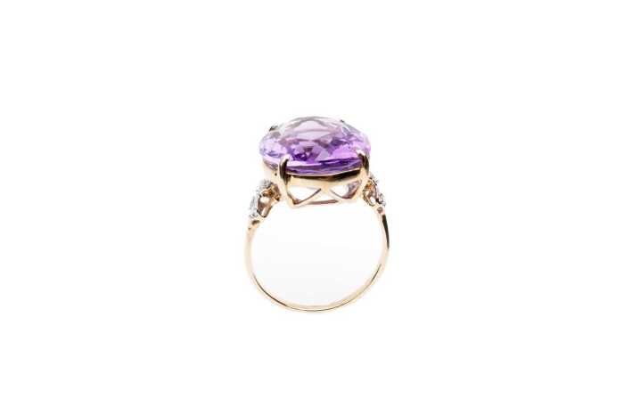 An amethyst and diamond ring in 9 carat yellow gold