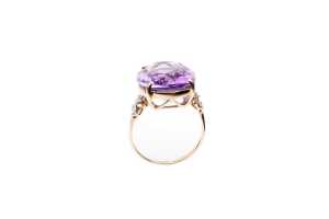 An amethyst and diamond ring in 9 carat yellow gold
