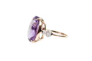 An amethyst and diamond ring in 9 carat yellow gold - 3