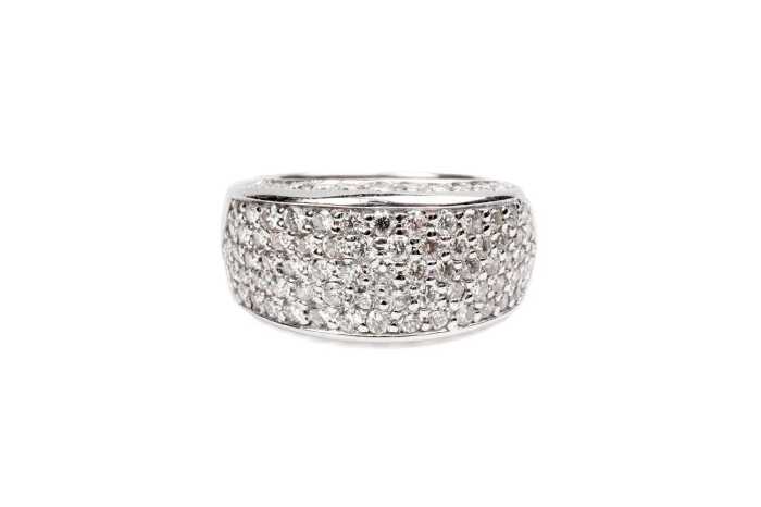 A diamond ring in 9 carat white gold