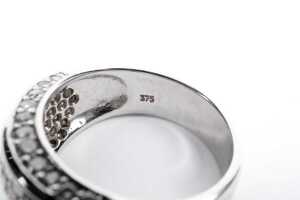 A diamond ring in 9 carat white gold - 5
