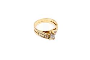 A diamond ring set in 18 carat yellow gold - 2
