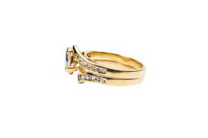 A diamond ring set in 18 carat yellow gold - 3