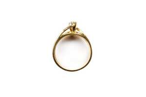 A diamond ring set in 18 carat yellow gold - 4