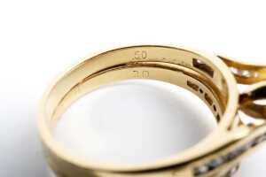 A diamond ring set in 18 carat yellow gold - 5