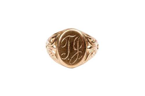 A vintage engraved signet ring in 9 carat yellow gold