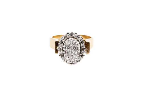 A vintage diamond cluster ring in 18 carat yellow gold