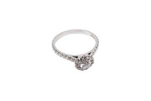 A diamond halo ring in platinum - 2