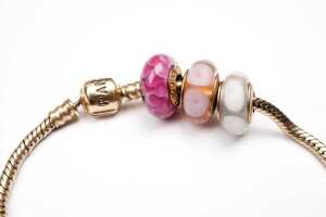 A rare Pandora bracelet with three Murano glass charms in 14 carat yellow gold - 2