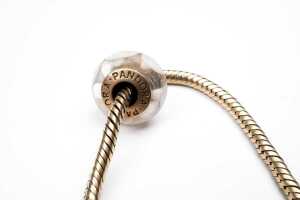 A rare Pandora bracelet with three Murano glass charms in 14 carat yellow gold - 3