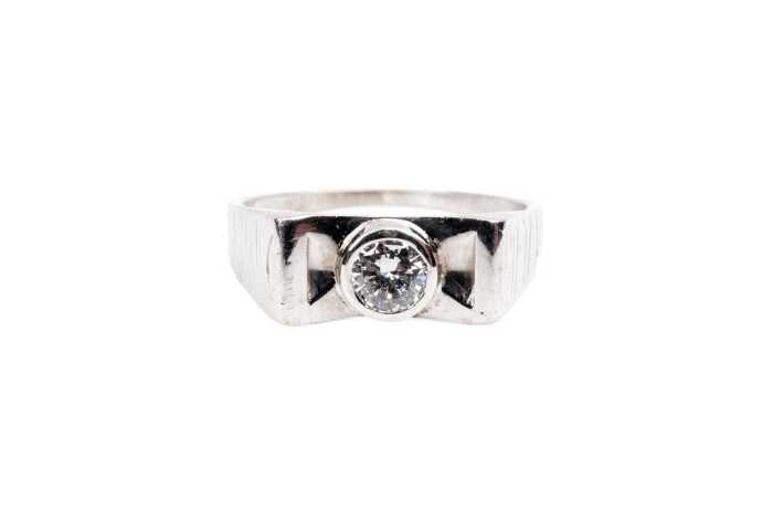 A diamond ring in 18 carat white gold