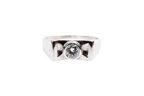 A diamond ring in 18 carat white gold