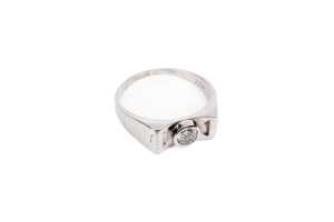A diamond ring in 18 carat white gold - 2