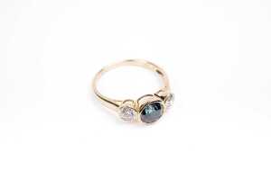 A treated blue and white diamond ring in 14 carat yellow gold - 2