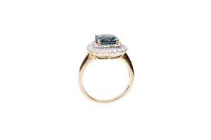 A blue topaz and diamond ring in 9 carat yellow gold - 2