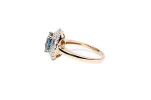 A blue topaz and diamond ring in 9 carat yellow gold - 3